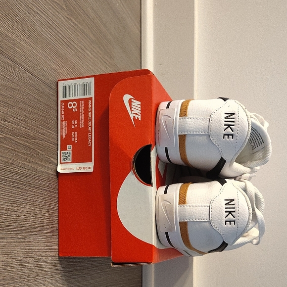 Nike White and Black Low-Tops with Gold Detail - Picture 1 of 4
